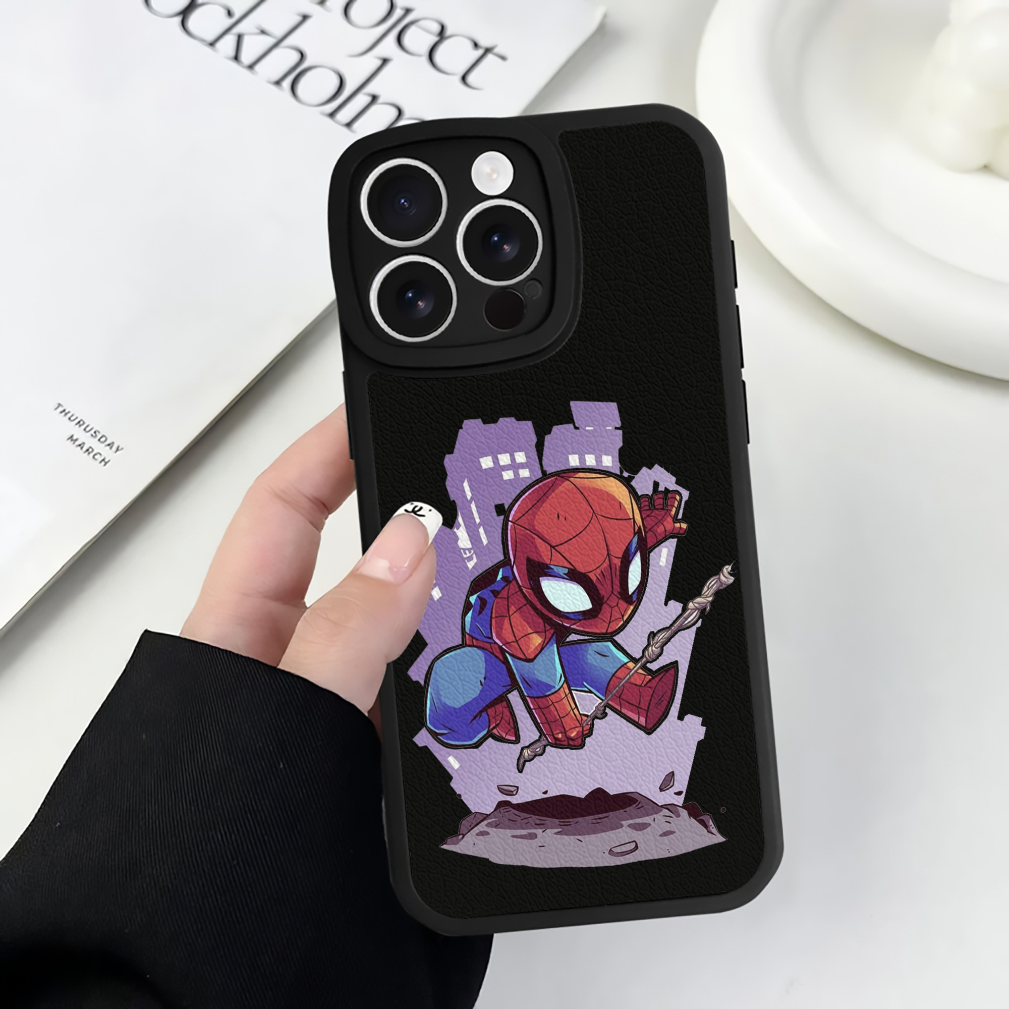 （画像用） アベンジャーズ The Avengers 【iPhone 16シリーズ対応】シリコンスマホケース（レザー調） 材質：シリコン